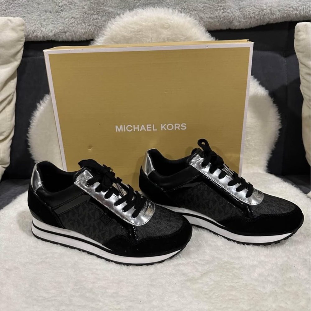 Michael Kors Maddy Trainer W6 - Picture 2 of 5